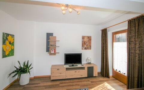 Hippach 170: Eigentum, Bilderrahmen, Tabelle, Couch, Komfort, Blumentopf, Holz, Zimmerpflanze, Wohnzimmer, Beleuchtung