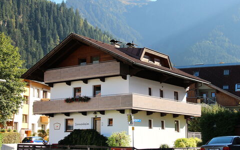 Mayrhofen 300: Pflanze, Himmel, Berg, Gebäude, Fenster, Haus, Baum, Fahrzeug