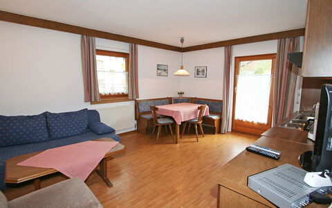 Mayrhofen 300: Zimmer, Möbel, Eigentum, Gebäude, Hartholz, Fussboden, Interior Design, Haus, Grundeigentum, Tabelle