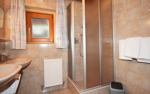 Mayrhofen 300: Zimmer, Badezimmer, Eigentum, Armatur, Fussboden, Gebäude, Fliese, Interior Design, Die Architektur, Marmor