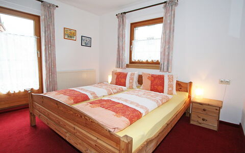 Mayrhofen 300: Schlafzimmer, Bett, Möbel, Zimmer, Eigentum, Bettdecke, Matratze, Bettrahmen, Fussboden, Bedding