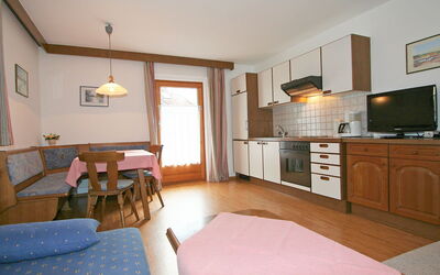 Sonnenheim 300.1: Zimmer, Möbel, Eigentum, Gebäude, Interior Design, Fussboden, Haus, Wohnzimmer, Hartholz, Suite