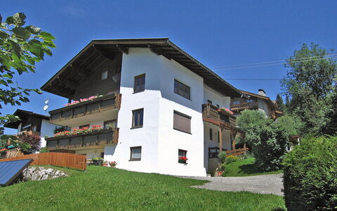 Straif: Himmel, Pflanze, Gebäude, Fenster, Baum, Haus, Grundstueck, Gras, Wohngebiet