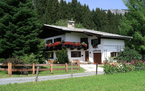 Fliegerklause: Pflanze, Himmel, Gebäude, Baum, Haus, Tür, Grundstueck, Fenster, Hütte, Gras