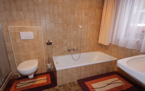 Peter: Badezimmer, Eigentum, Zimmer, Fussboden, Fliese, Bad Sink, Armatur, Toilette, Wand, Interior Design