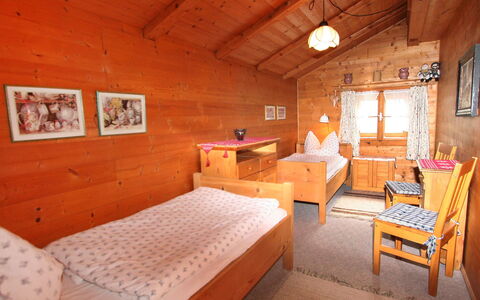 Waldner: Schlafzimmer, Zimmer, Möbel, Bett, Eigentum, Gebäude, Bettdecke, Interior Design, Bedding, Grundeigentum