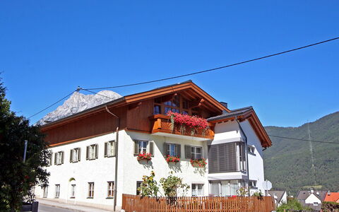 Gruber: Himmel, Pflanze, Eigentum, Gebäude, Fenster, Steigung, Die Architektur, Haus, Grundeigentum, Dach