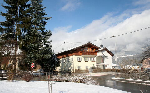 Gruber: Wolke, Himmel, Gebäude, Pflanze, Fenster, Schnee, Haus, Steigung, Baum, Lärche