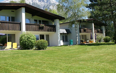 Telfs 301: Pflanze, Gebäude, Himmel, Fenster, Baum, Haus, Grundstueck, Veranda, Schatten, Hütte