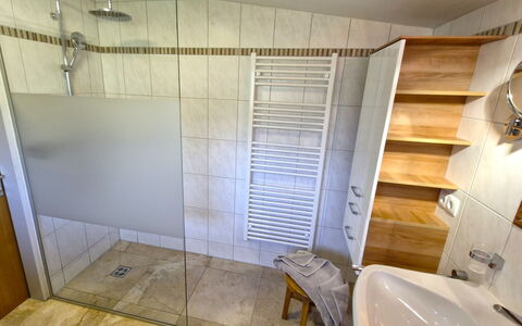 Telfs 301: Flooring, Fussboden, Armatur, Interior Design, Fliese, Installation, Zimmer, Badezimmer, Dusche, Duschtür