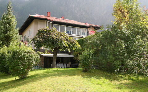 Casa Hubertus: Pflanze, Gebäude, Eigentum, Fenster, Berg, Baum, Natürliche Landschaft, Haus, Himmel, Grundstueck