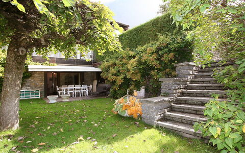 Casa Hubertus: Eigentum, Haus, Hütte, Gebäude, Grundeigentum, Ländliches Gebiet, Landschaft, Gras, Baum, Zuhause