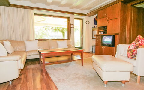 Casa Hubertus: Möbel, Komfort, Holz, Interior Design, Die Architektur, Couch, Gebäude, Wohnzimmer, Fussboden, Tabelle