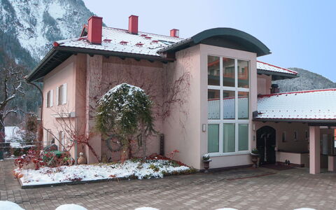 Casa Hubertus: Himmel, Gebäude, Schnee, Eigentum, Fenster, Berg, Haus, Pflanze, Hütte, Wohngebiet