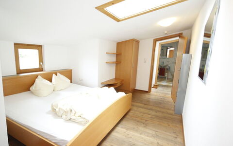 Längenfeld 100: Zimmer, Eigentum, Schlafzimmer, Möbel, Interior Design, Bett, Decke, Haus, Gebäude, Daylighting