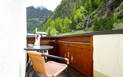 Längenfeld 100: Eigentum, Zimmer, Haus, Möbel, Gebäude, Grundeigentum, Baum, Balkon, Die Architektur, Urlaub