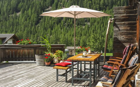 Sölden 200: Tabelle, Möbel, Pflanze, Eigentum, Blumentopf, Gartenmöbel, Schatten, Tisch Im Freien, Gebäude, Holz