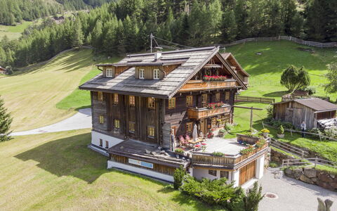 Sölden 200: Pflanze, Gebäude, Baum, Fenster, Natürliche Landschaft, Haus, Grundstueck, Holz, Hütte, Gras