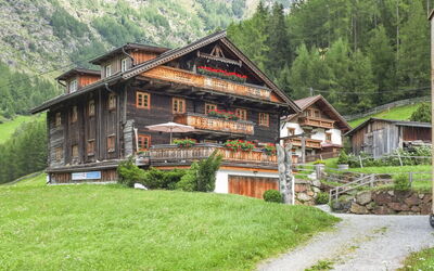 Sölden 200: Pflanze, Gebäude, Berg, Eigentum, Fenster, Grün, Baum, Natürliche Landschaft, Holz, Haus