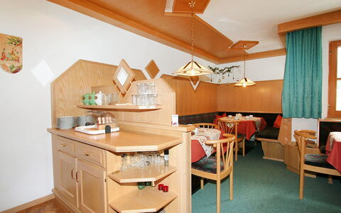 Alpengruss: Zimmer, Eigentum, Möbel, Decke, Interior Design, Gebäude, Haus, Tabelle, Fussboden, Grundeigentum
