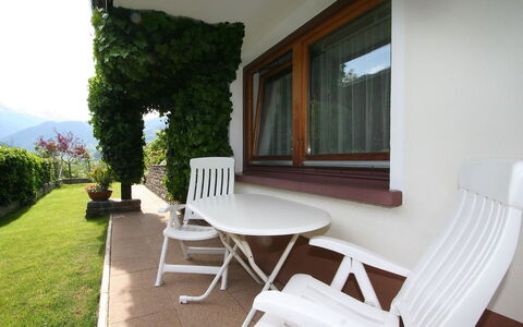 Pesjak: Eigentum, Haus, Zimmer, Möbel, Gebäude, Grundeigentum, Tabelle, Interior Design, Stuhl, Gras