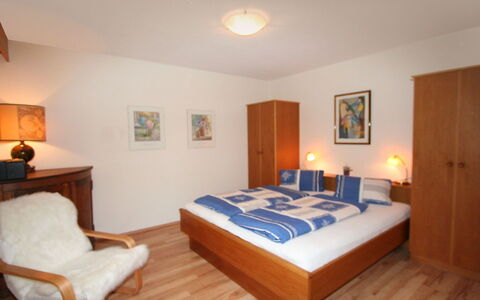 Pesjak: Schlafzimmer, Bett, Möbel, Zimmer, Eigentum, Bettdecke, Bettrahmen, Interior Design, Fussboden, Matratze