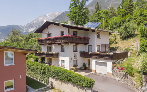 Pesjak: Pflanze, Gebäude, Himmel, Eigentum, Berg, Fenster, Baum, Haus, Grundstueck, Urban Design