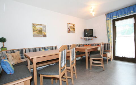 Haslwanter: Zimmer, Eigentum, Gebäude, Möbel, Grundeigentum, Tabelle, Haus, Interior Design, Fussboden, Klassenzimmer