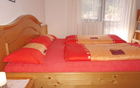 Haslwanter: Möbel, Gebäude, Komfort, Holz, Textil, Orange, Bettrahmen, Interior Design, Fussboden, Flooring