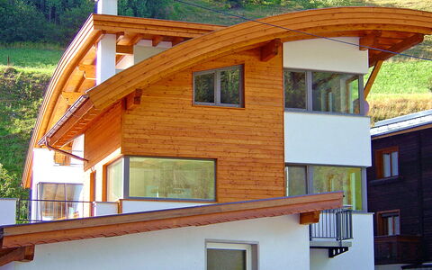 Höferau: Fenster, Eigentum, Gebäude, Grün, Holz, Hütte, Pflanze, Abstellgleis, Dach, Schatten
