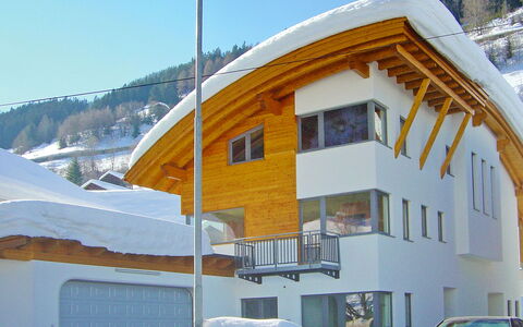 Höferau: Himmel, Schnee, Gebäude, Daytime, Eigentum, Fenster, Weiss, Licht, Fahrzeug