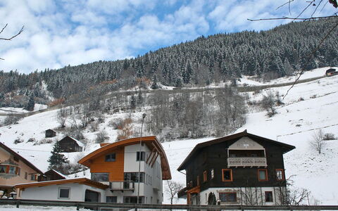 Höferau: Schnee, Winter, Bergdorf, Berg, Bergstation, Eigentum, \Stadt, Haus, Geologisches Phänomen, Himmel