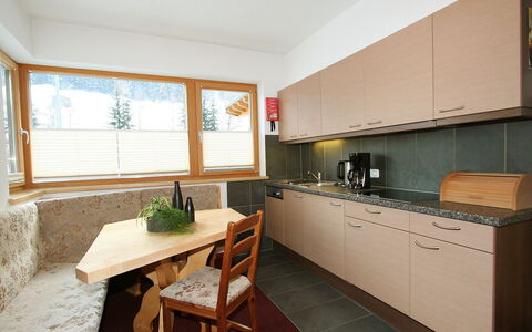 Höferau: Eigentum, Zimmer, Möbel, Gebäude, Haus, Grundeigentum, Interior Design, Küche, Cabinetry, Countertop