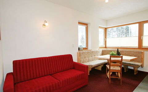Höferau: Zimmer, Möbel, Eigentum, Fussboden, Wohnzimmer, Interior Design, Gebäude, Decke, Tabelle, Wand