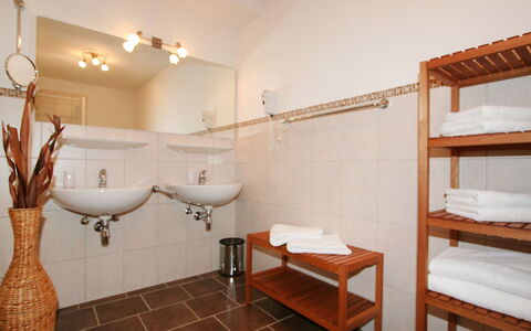 Höferau: Zimmer, Eigentum, Badezimmer, Gebäude, Interior Design, Möbel, Fussboden, Haus, Grundeigentum, Fliese