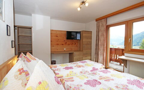 Werner: Schlafzimmer, Bett, Zimmer, Möbel, Bettdecke, Eigentum, Bettrahmen, Bedding, Fussboden, Interior Design