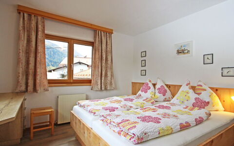 Werner: Schlafzimmer, Bett, Zimmer, Möbel, Eigentum, Bettdecke, Bettrahmen, Matratze, Bedding, Interior Design
