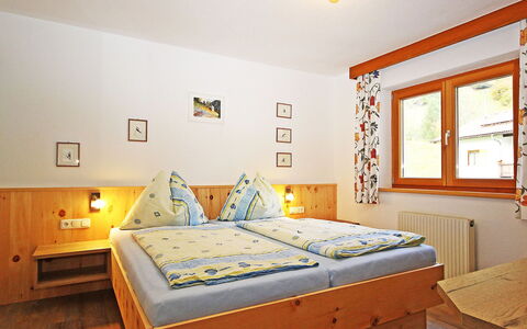 Werner: Schlafzimmer, Bett, Möbel, Zimmer, Eigentum, Bettdecke, Bettrahmen, Interior Design, Fussboden, Matratze
