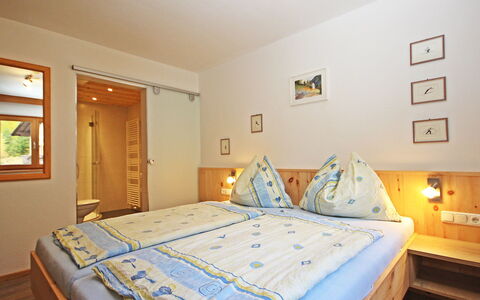 Werner: Schlafzimmer, Bett, Bettdecke, Möbel, Zimmer, Eigentum, Matratze, Bedding, Fussboden, Bettrahmen