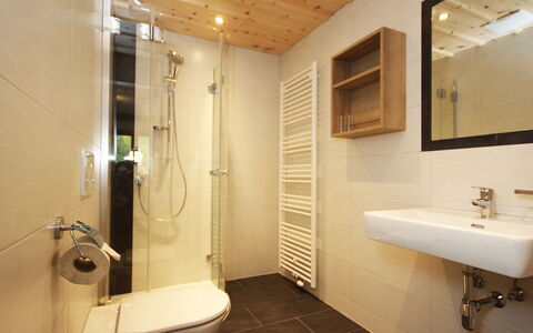 Werner: Badezimmer, Eigentum, Zimmer, Interior Design, Armatur, Fliese, Die Architektur, Gebäude, Wand, Decke