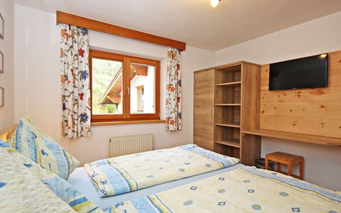 Werner: Schlafzimmer, Bett, Zimmer, Eigentum, Möbel, Bettdecke, Bettrahmen, Interior Design, Wand, Gebäude
