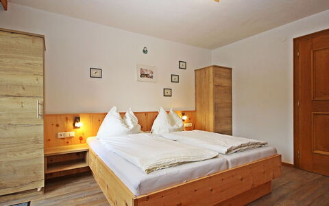 Werner: Schlafzimmer, Bett, Möbel, Zimmer, Matratze, Eigentum, Bettrahmen, Bettdecke, Fussboden, Hartholz