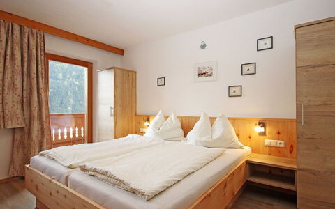 Werner: Schlafzimmer, Möbel, Bett, Zimmer, Matratze, Eigentum, Bettrahmen, Bettdecke, Fussboden, Interior Design