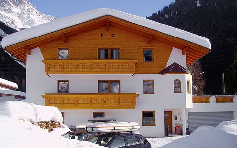 Stark: Schnee, Himmel, Eigentum, Berg, Gebäude, Fenster, Rad, Baum, Haus