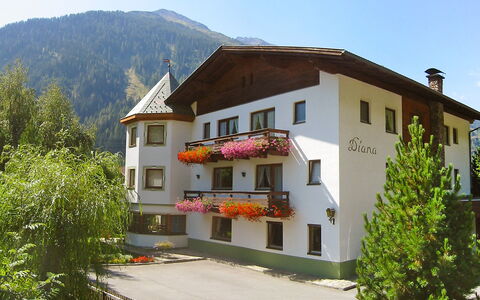Pettneu am Arlberg 250: Himmel, Gebäude, Pflanze, Fenster, Eigentum, Blume, Haus, Berg, Baum, Hütte