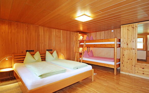 Josefine: Zimmer, Bett, Möbel, Interior Design, Eigentum, Schlafzimmer, Gebäude, Hartholz, Bettrahmen, Decke