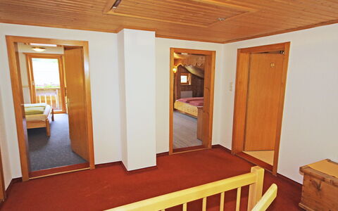 Josefine: Zimmer, Eigentum, Decke, Gebäude, Möbel, Fussboden, Holzbeize, Haus, Interior Design, Hartholz