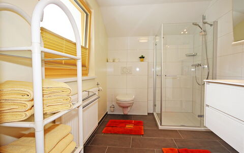 Josefine: Zimmer, Eigentum, Interior Design, Gelb, Fussboden, Badezimmer, Die Architektur, Gebäude, Decke, Möbel