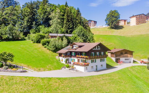 Schruns 25: Himmel, Pflanze, Gebäude, Natürliche Landschaft, Baum, Fenster, Grundstueck, Wolke, Hütte, Urban Design
