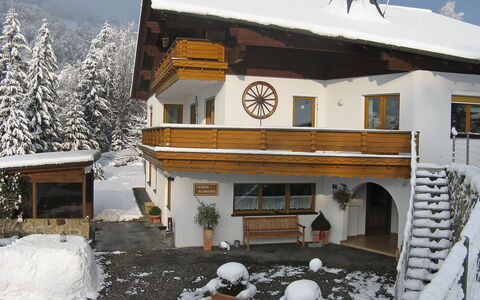 Trummer: Schnee, Gebäude, Himmel, Eigentum, Fenster, Weiss, Haus, Hütte, Einfrieren, Steigung